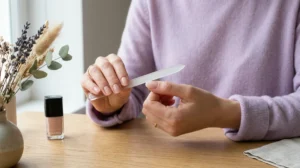 Comment réparer un ongle cassé sans aggraver la casse